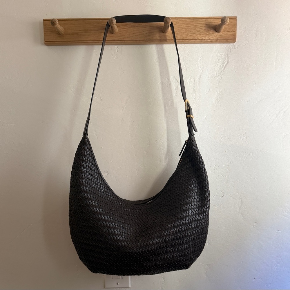 The Essential Curve Shoulder Bag Woven Leather